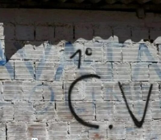 Políticos usam cor “autorizada” pelo CV para campanha em comunidade