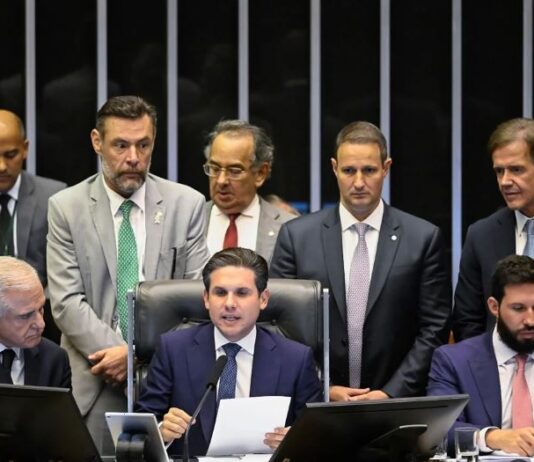 Emenda que proíbe presos de votarem é aprovada na Câmara