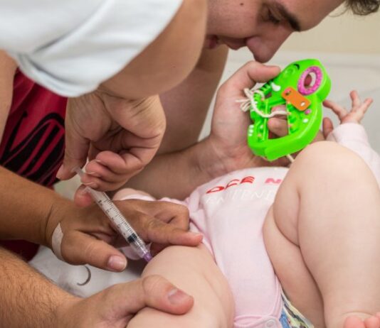 Comissão de Saúde aprova PDL que desobriga pais de vacinarem bebês contra a Covid-19