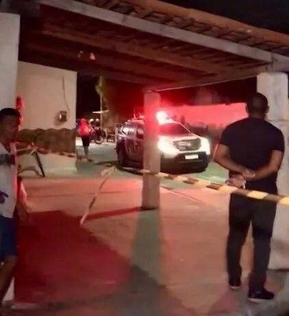 Homem é morto com 23 tiros em rua de Fortaleza por bandido disfarçado de evangélico.