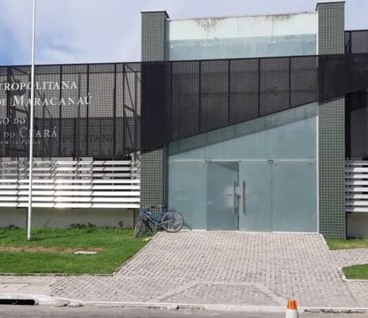 Homem é atacado a facadas em frente à Delegacia Metropolitana de Maracanaú.