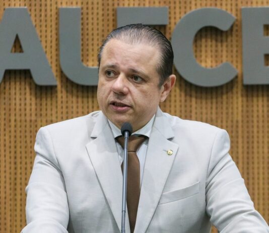 Deputado Claudio Pinho propõe CPI para investigar expulsão de moradores por facções no Ceará.