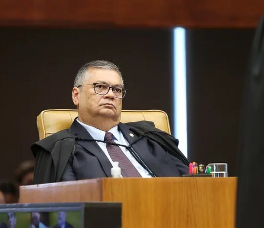 Dino suspende decisão que barrou candidata a delegada casada com condenado por tráfico