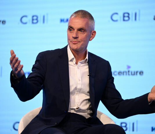 Líderes da BBC renunciam após escândalo sobre edição enganosa de discurso de Trump em 2021.