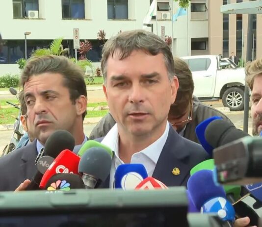 Flávio vê decisão “absurda” de Moraes e “força-tarefa para matar Bolsonaro”