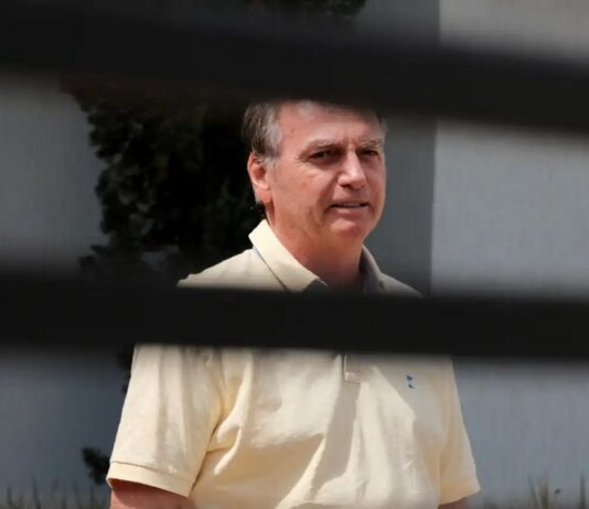 Defesa de Bolsonaro cita confusão mental pelo uso de medicamentos e pede prisão domiciliar