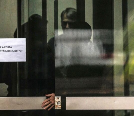 Na prisão, Bolsonaro evita comer refeições oferecidas pela PF.