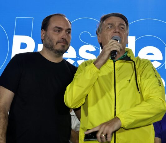 Carlos narra estado de saúde do pai: “Vomita constantemente”