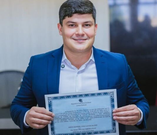 Filho de prefeito cassado por envolvimento com facção criminosa é diplomado pela Justiça Eleitoral como prefeito de Santa Quitéria.