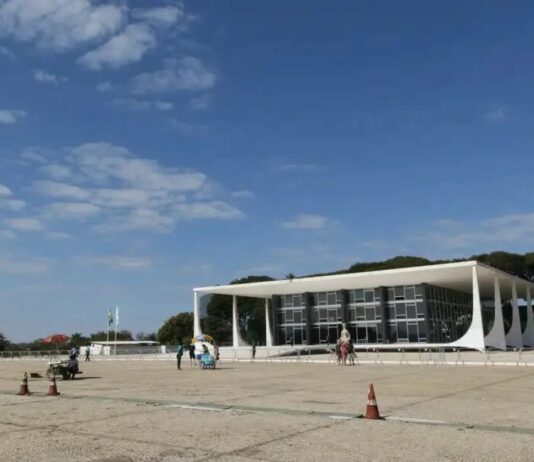 Reforma da Praça dos Três Poderes planejada pelo governo Lula será 57% mais cara que o previsto.