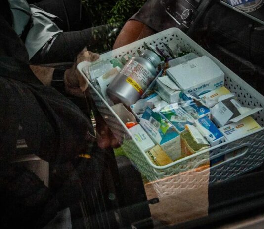 Durante a prisão de Bolsonaro, PF não deixou ele levar nem os remédios.