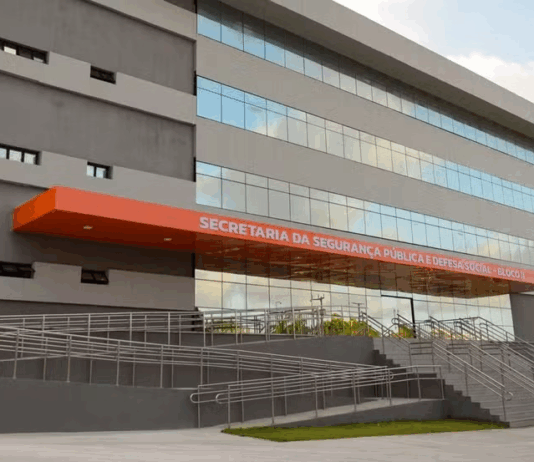 Sede da Secretaria de Segurança Pública em Fortaleza é atingida por tiro após confronto na região.