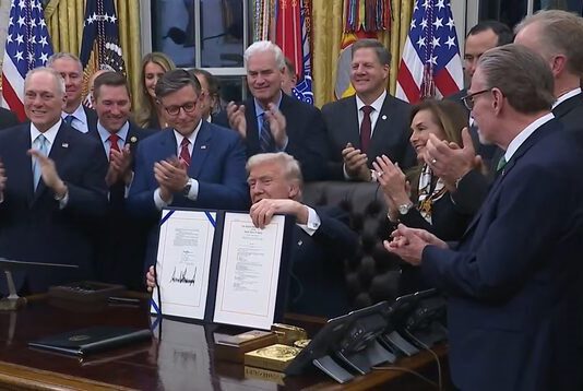 Trump sanciona lei que encerra shutdown mais longo da história dos EUA