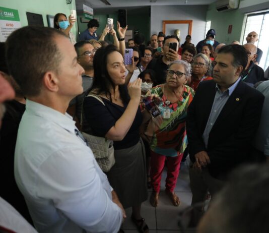 Deputados de oposição visitam hospital César Cals após incêndio e pressionam contra fechamento ou esvaziamento.