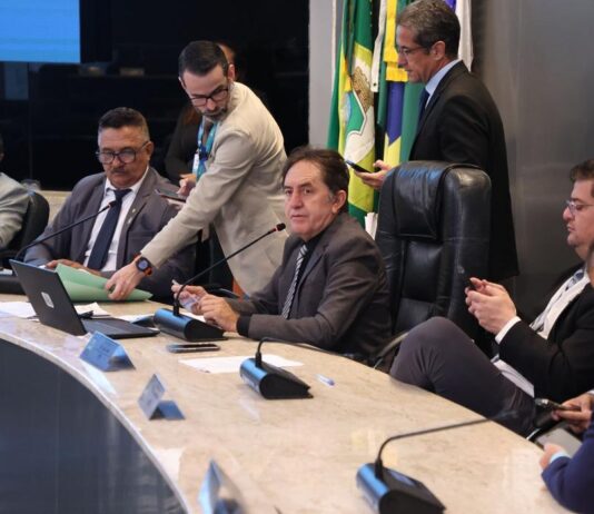 Base aliada do prefeito Evandro Leitão (PT) na Câmara Municipal aprova aumento no IPTU e na taxa de iluminação.