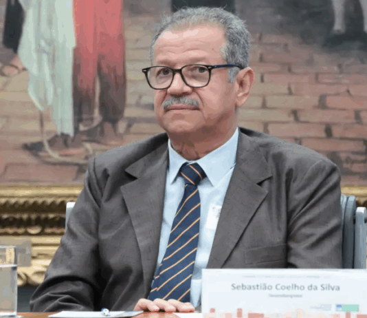 Desembargador Sebastião Coelho convoca paralisação do país após prisão de Bolsonaro.