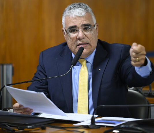 “Por que o prefeito foragido Bebeto Queiroz não é preso?”, questiona sen. Eduardo Girão ao diretor da PF.