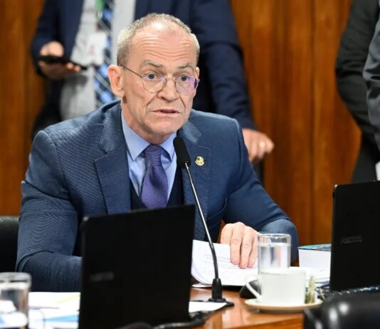 Senador do PT leva presidência da CPI do Crime Organizado após votação apertada contra oposição