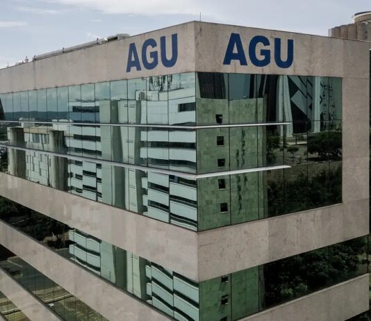 Carreiras da AGU receberam R$ 3,8 bi acima do teto só em 2025.