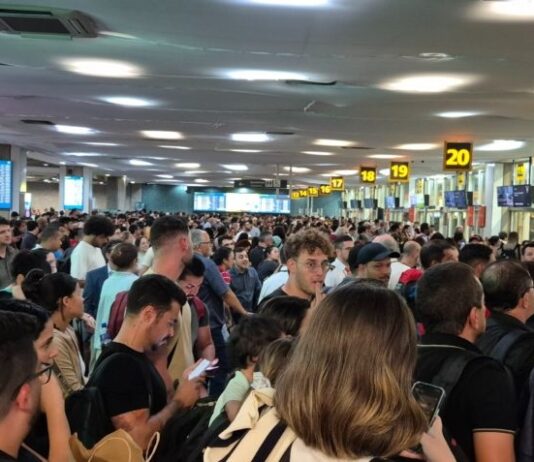 Pilotos e comissários anunciam estado de greve na véspera do fim de ano