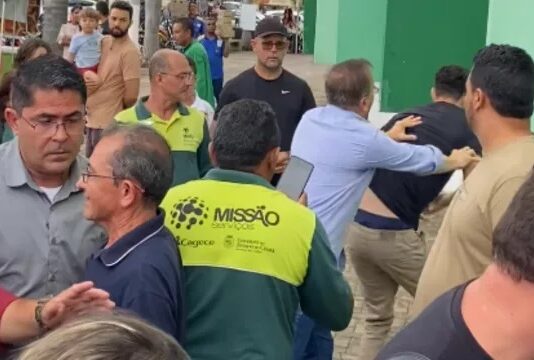 Diretor do Hospital Regional Juazeiro do Norte agride manifestante na frente do Governador Elmano (PT).