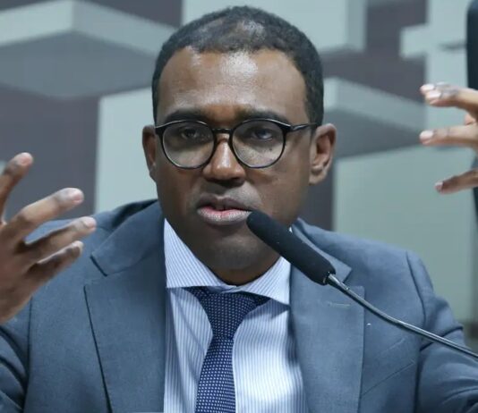 Depoimento de diretor do Banco Central complica banqueiros envolvidos no caso do Banco Master.