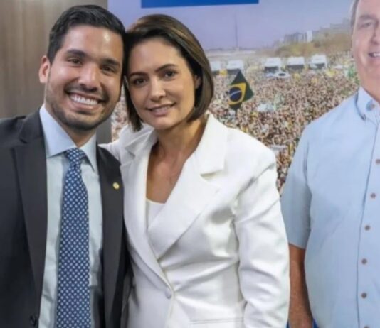 Antes de reunião do PL, André e Michelle conversaram e oraram juntos