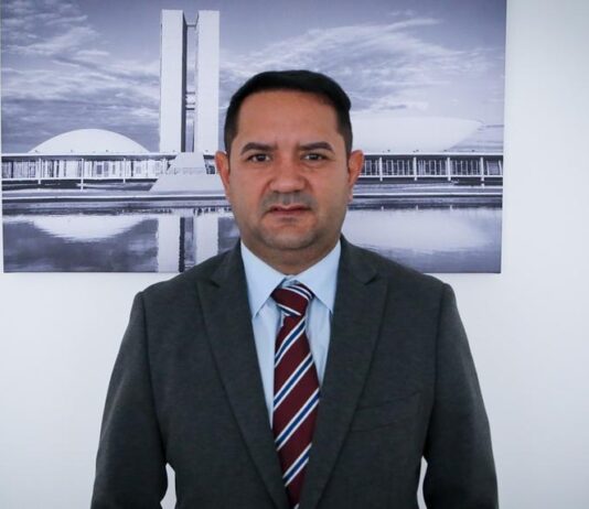 Prefeito afastado Bebeto Queiroz completa um ano foragido e questiona vontade política para sua prisão.