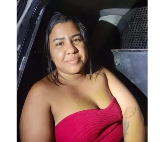 Dona de boca de fumo sorri ao ser presa em flagrante em bairro de Fortaleza