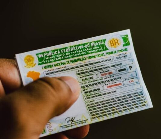 Assembleia Legislativa aprova CNH Popular para população LGBTI+ e deputada critica: “Não pode ter casta de privilégios, tinha que ser para todas as pessoas”.