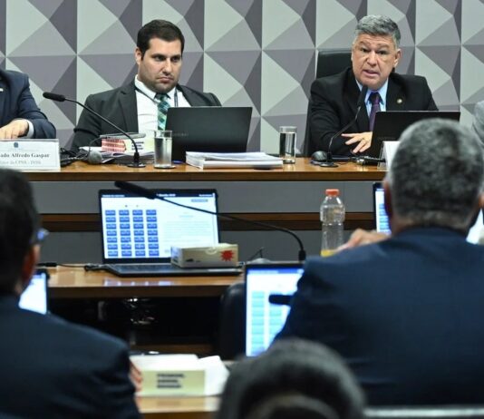 Esquerda barrou convocações de alvos da PF na CPMI do INSS.