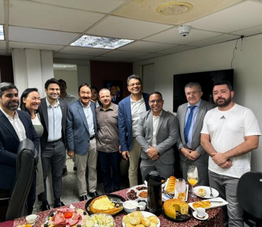 Café da oposição discute desvirtuação do Fundo Estadual de Combate à Pobreza com presença do ex-deputado Raimundo Gomes de Matos.