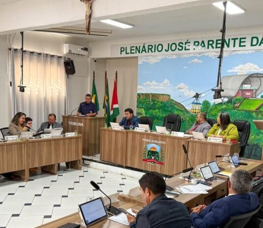 Vereadores de Ubajara, no interior do Ceará, votam aumento de quase 50% no salário de prefeito, vice e secretários.