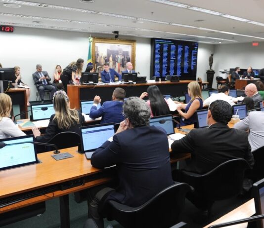 Câmara aprova PL que limita decisões monocráticas de ministros do STF