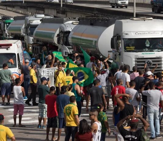 Caminhoneiros convocam greve em todo o país para esta quinta-feira (4)