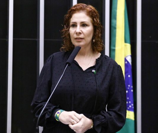 Em pedido de renúncia, Zambelli diz que segue viva e que Brasil continuará ouvindo sua voz