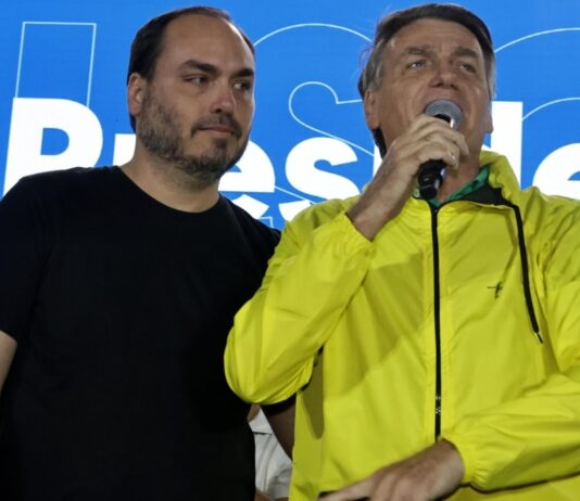 Carlos Bolsonaro concorda com Flávio sobre embate entre André e Michelle: “Temos que estar unidos e respeitando a liderança do meu pai”.