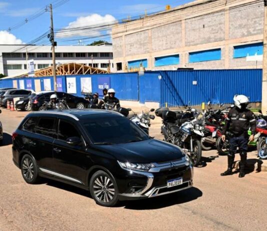 Carlos Bolsonaro sobre vigilância do pai: “ultrapassa qualquer limite que qualquer ser humano consideraria razoável”