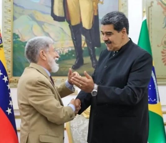 Celso Amorim diz que Brasil não vai pressionar para que Maduro renuncie.
