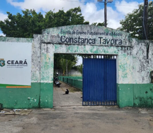 Comunidades em Fortaleza reclamam que escolas deixaram de ofertar 1º ano do ensino médio.