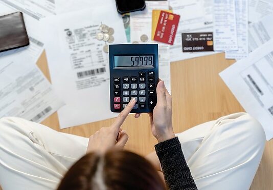 Aumenta o número de brasileiros com dívidas em atraso.