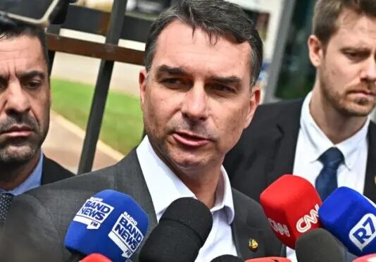 Flávio diz que Moraes está “enrolando” para autorizar nova cirurgia de Bolsonaro