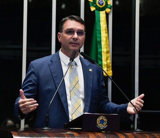 Flavio Bolsonaro cresce nas pesquisas e mercado começa a considerá-lo como melhor opção.