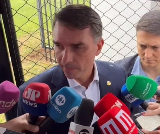 Senador Flávio Bolsonaro disse que decisão do PL no Ceará ainda não foi tomada: “A palavra final é do presidente Bolsonaro”.