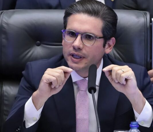 Motta decide pautar votação de lei que pode reduzir pena de Bolsonaro e acusados do 8 de Janeiro.