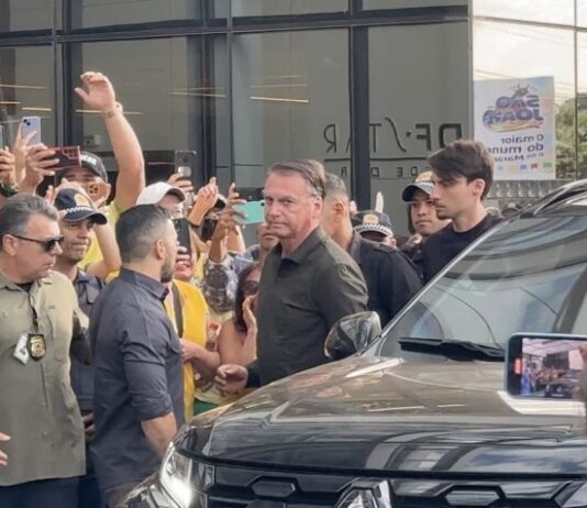 Juiz suspende benefícios de ex-presidente recebidos por Bolsonaro.