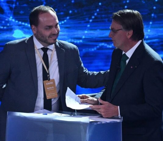 Moraes nega visita de Carlos Bolsonaro ao pai no dia do aniversário