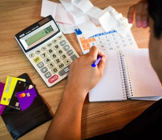 Juro do rotativo do cartão dispara e vai a 440,5% em 2025.