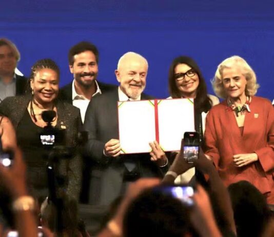 Artistas de esquerda pressionam governo Lula por maior taxação sobre streaming.