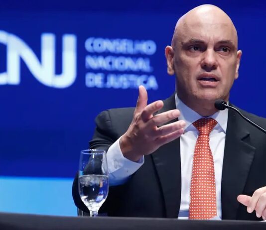 Moraes defende maior salário a juízes e recebe aplausos em evento do CNJ